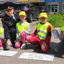 В Казани появились надписи у пешеходных переходов "Возьми ребенка за руку!"