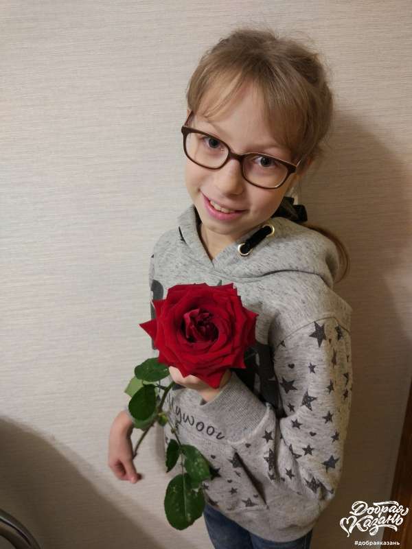 Мальчик из класса подарил розу
