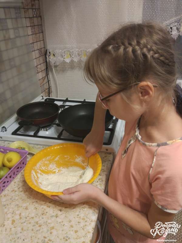 Помогла маме испечь кекс на ужин