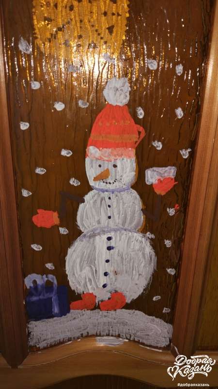 Нарисовала на двери снеговика.