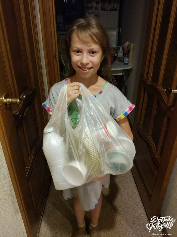 Набрала пакет пластиковых бутылок на вторсырьё