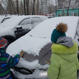 Помогли папе почистить машину от снега