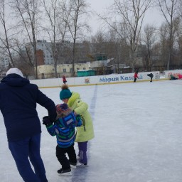 Помогала папе учить братика кататься на коньках
