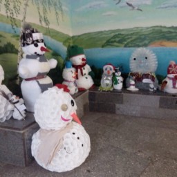 Выставка снеговиков в школе