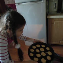 Помогла испечь печенье