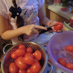 Помогла бабушке посолить помидоры