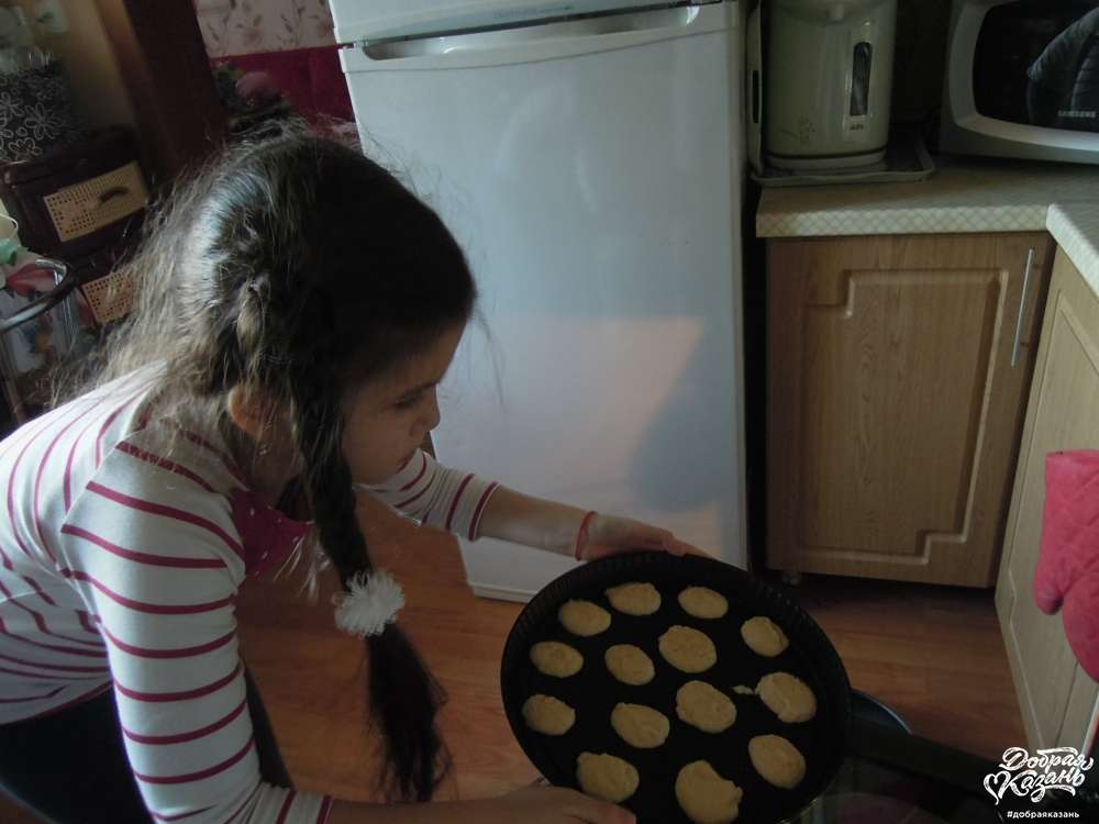 Помогла испечь печенье