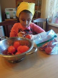 Помогала даванике солить помидоры