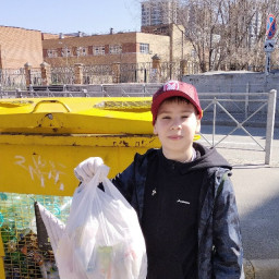 Всю собранную во время уборки на улице тару сдаю на переработку в жёлтую сетку