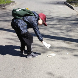 Убрал мусор с тротуара, ведущего в школу