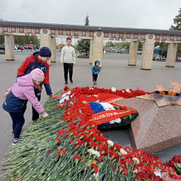 Возложили всей семьей цветы на Вечный огонь, почтили память погибших войнов