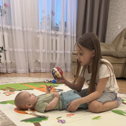 Присматриваю за двоюродным братиком.
