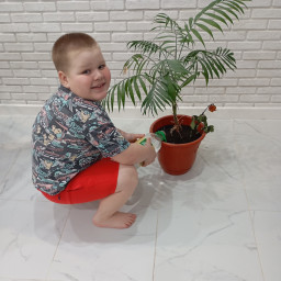 Поливаю цветы.