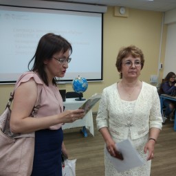 Поздравили учительницу с окончанием учебного года