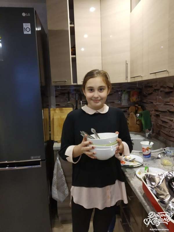 Собрала посуду.
