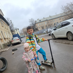 Провожаю сестренку в садик