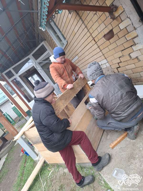 Сделали вместе с папой новую будку собаке
