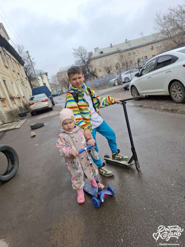Провожаю сестренку в садик