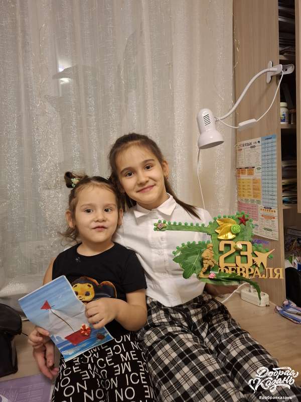 Подготовили поделку для папы