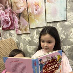 Читаю сказки для сестренки