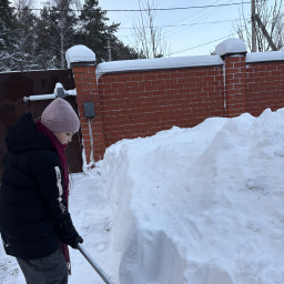 Помогаю чистить снег бабаю
