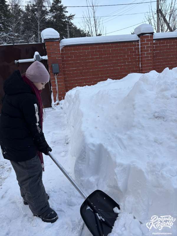 Помогаю чистить снег бабаю