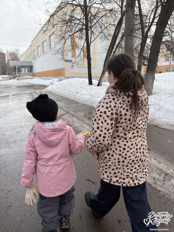 Забота о младшей сестренке