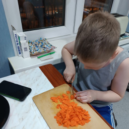 Помогаю готовить маме