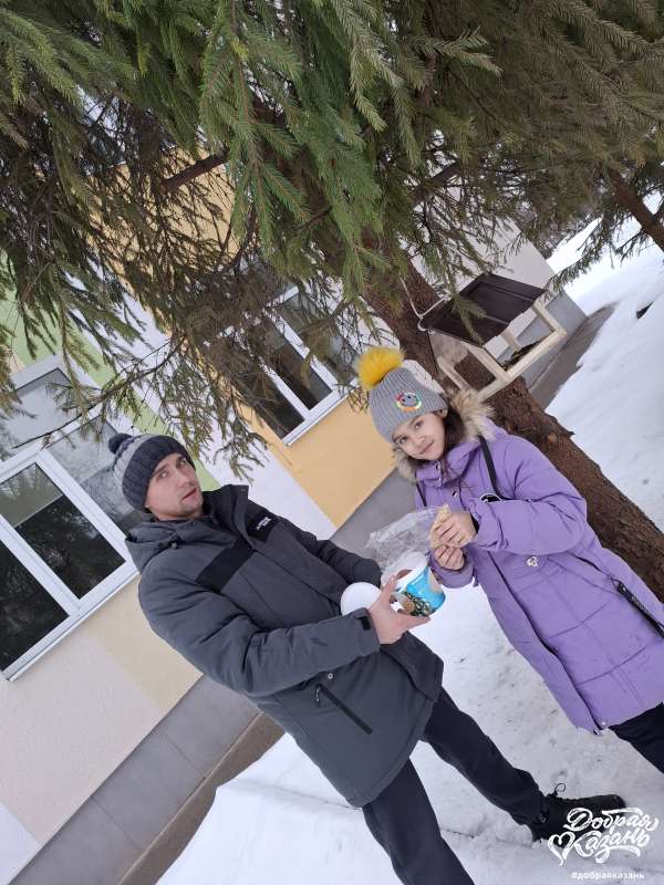 Повесили  с папой нашу кормушку, сделанную из дневника юного эколога