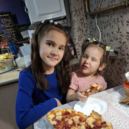 Помогла маме приготовить пиццу