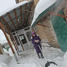 Помогла маме убрать снег во дворе