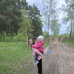 Гуляю с сестренкой