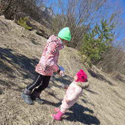 С сестренкой гуляем по лесу