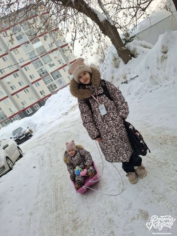 Отвожу сестренку в садик