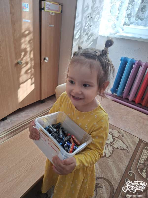Сегодня с сестренкой сдали батарейки на утилизацию в садике