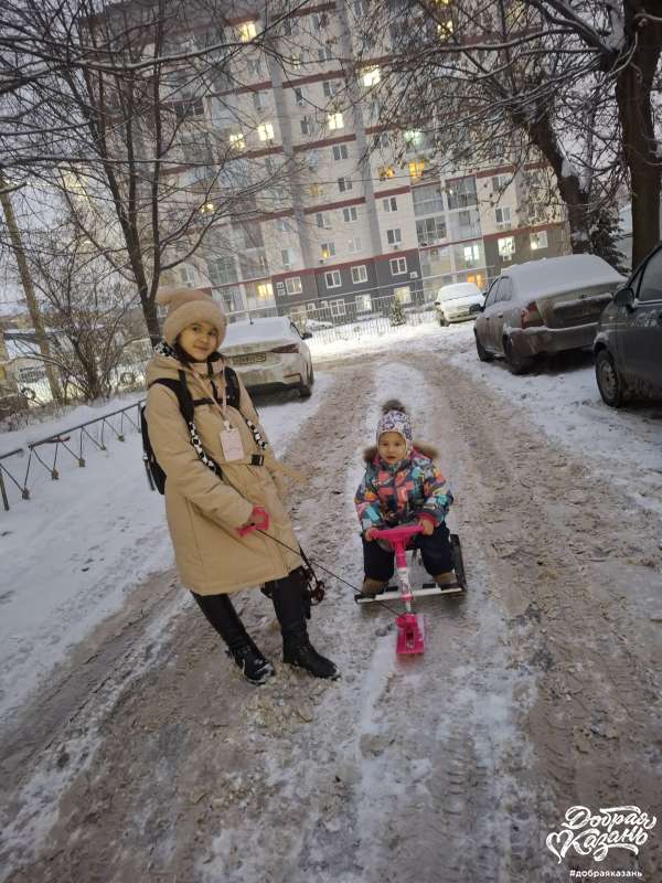 Перед школой отвожу сестренку в садик