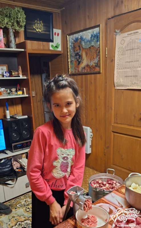 Помогла бабушке сделать котлеты