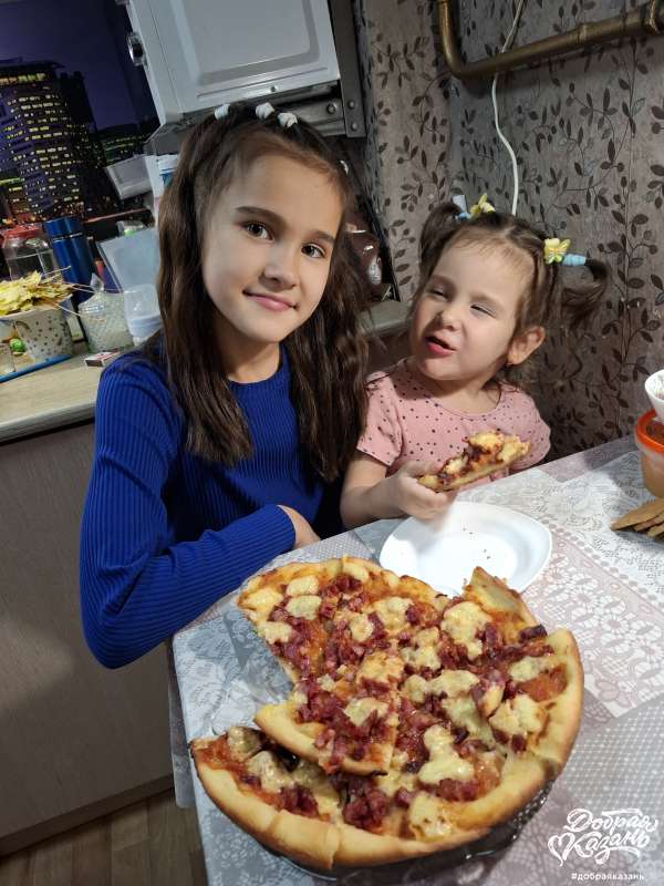 Помогла маме приготовить пиццу