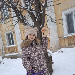 Положила  корм в кормушку