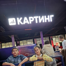 Составила компанию брату, научила кататься на машинках