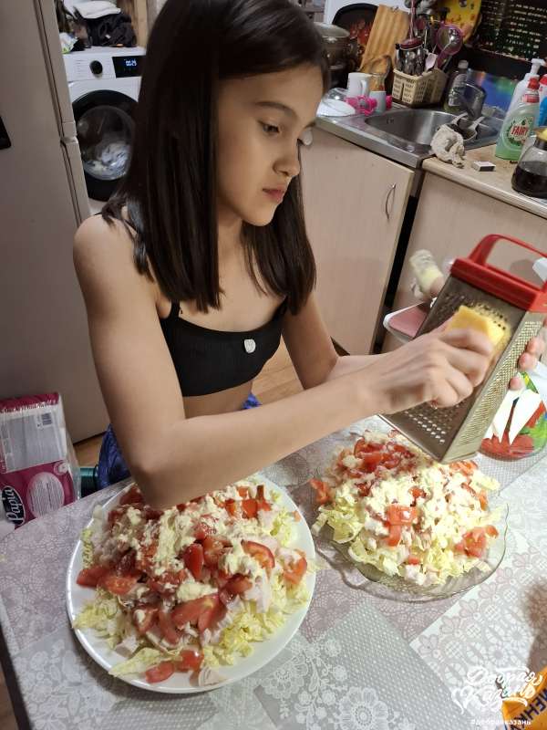 Помогаю делать салат