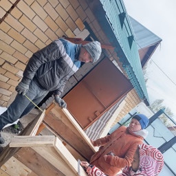 Помогали папе делать собачью конуру