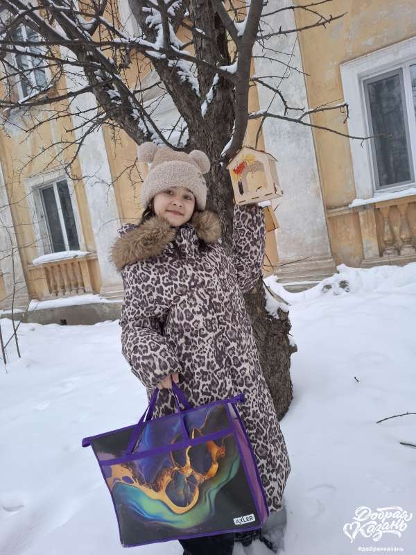 Положила  корм в кормушку