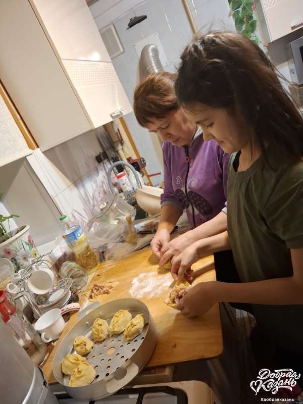 Помогаю бабушке  делать манты