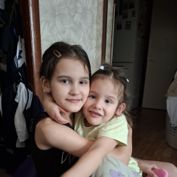 Играем с сестренкой