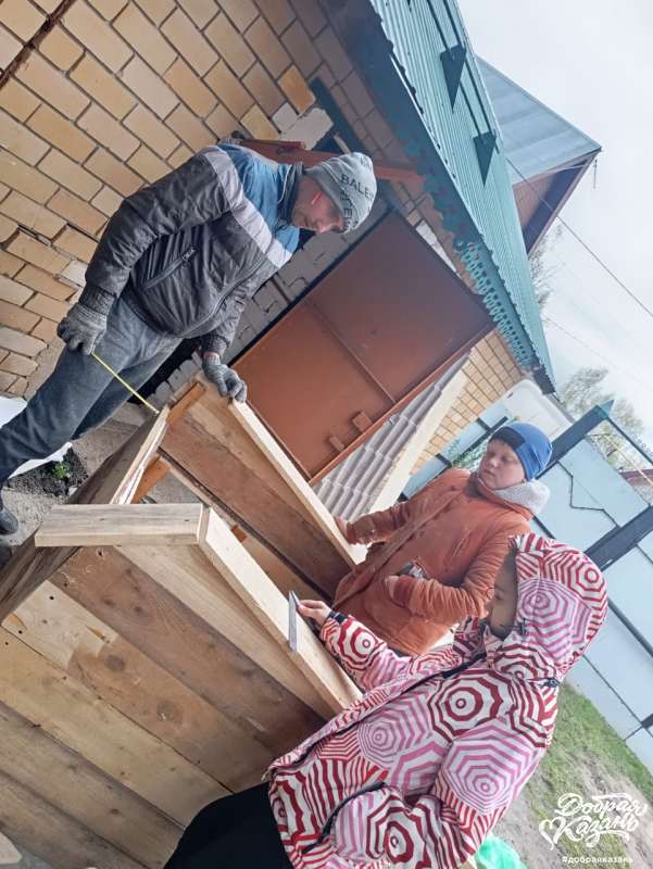Помогали папе делать собачью конуру