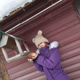 Насыпали  корм для птичек