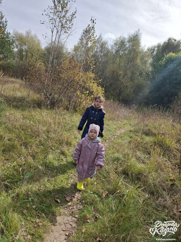 Прогулка по лесу с сестренкой
