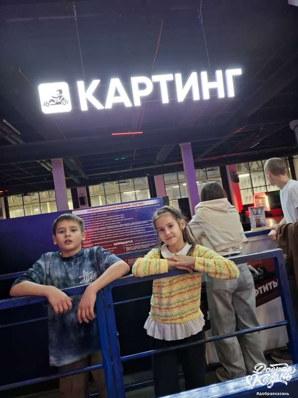 Составила компанию брату, научила кататься на машинках