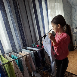 Помогла бабушке развесить белье